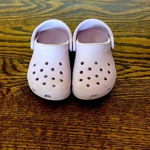 Light purple toddler crocs size 6
